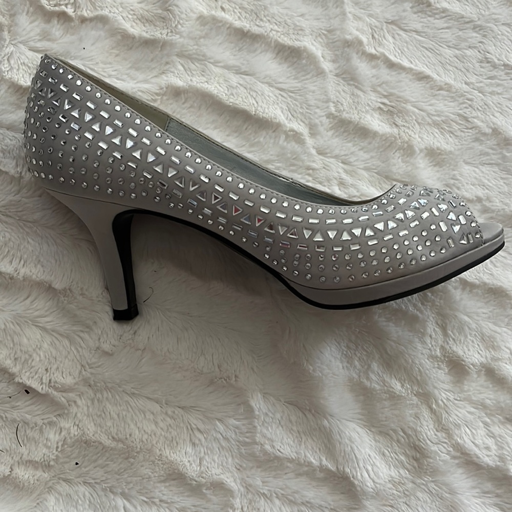 Comfortable, Like New, silver high heel shoes with sequins